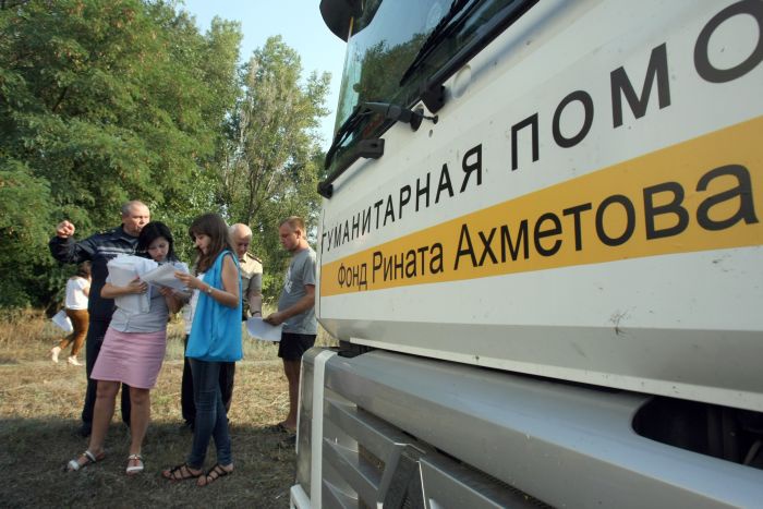 Беженцы получили первую партию гуманитарной помощи от Ахметова 