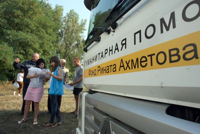 Беженцы получили первую партию гуманитарной помощи от Ахметова 