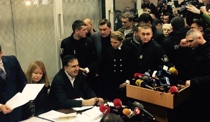 Тимошенко придумала, как помочь Саакашвили: лидер "Батькивщины" прямо в зале суда сделала неожиданное заявление, которое вызвало смех у присутствующих, - кадры