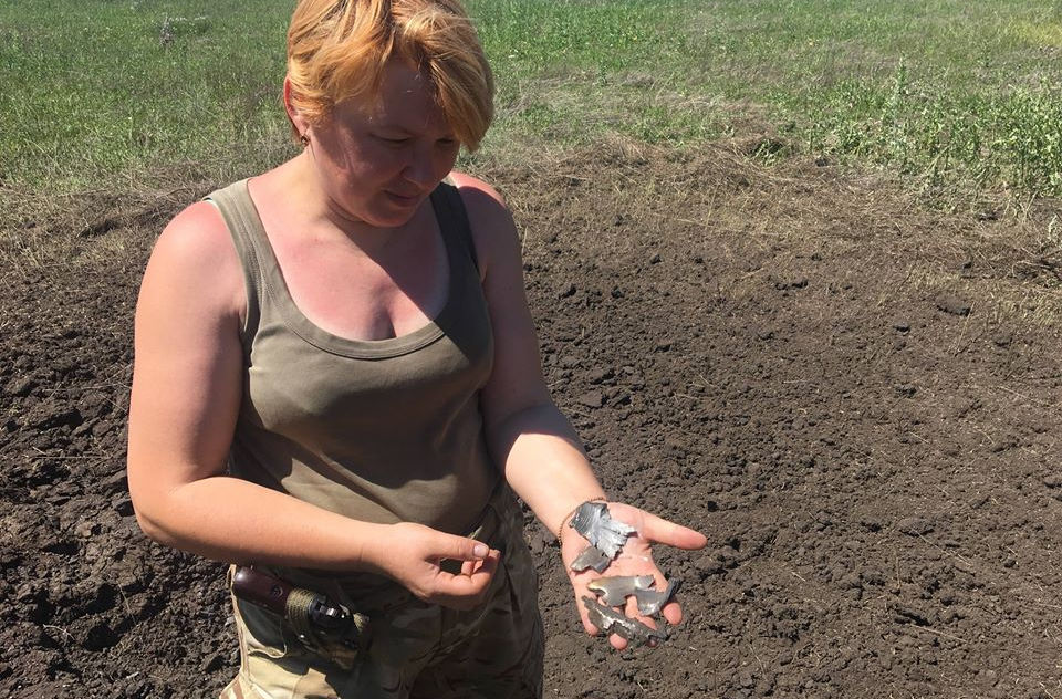 Испещренное метровыми воронками с неразорвавшимся снарядами - волонтеры показали Новотошковское
