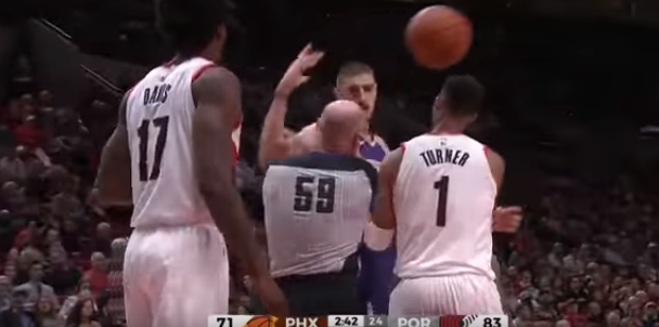 Истинно луганский характер: баскетболист из Донбасса обрушил мяч на голову судьи НБА - появились эпичные кадры происшествия