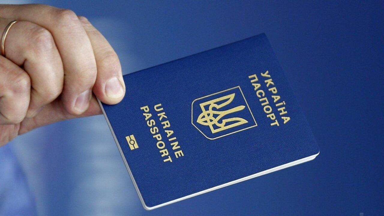 Женщина из Харькова выкинула украинский паспорт, "послав" Украину: видео возмутило Сеть