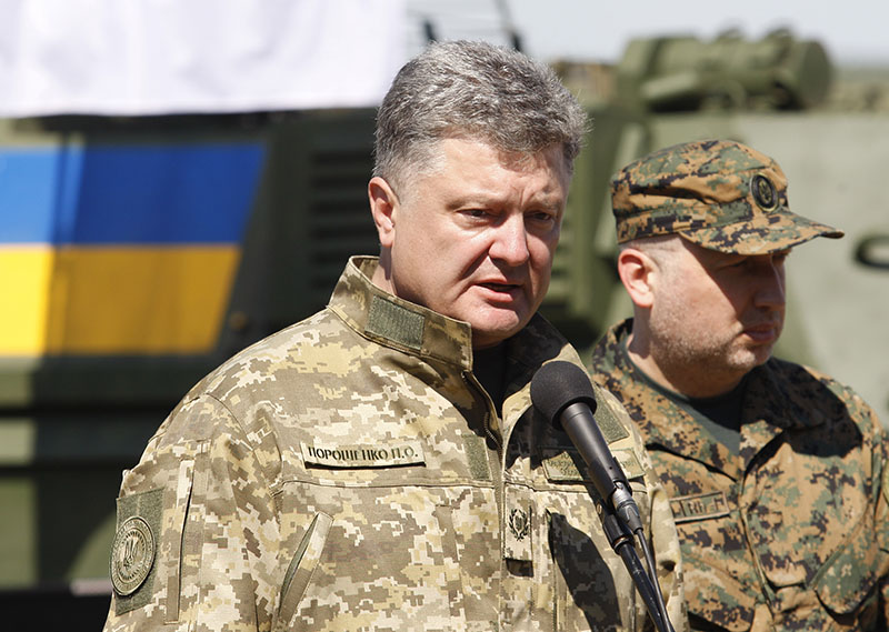 "Наша армия становится сильнее с каждым днем", - президент Порошенко показал всему миру мощные видеокадры испытаний новых образцов украинской военной техники 