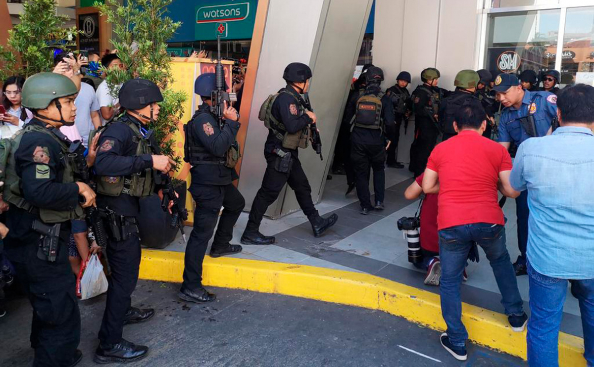 На Филиппинах вооруженный мужчина взял в заложники более 20 человек, еще один получил ранения: детали