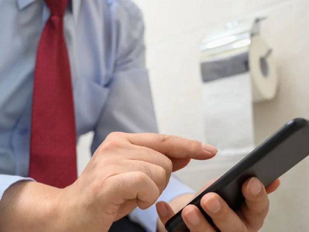 Четыре причины, по которым следует отказаться от телефона в туалете: советы гастроэнтеролога