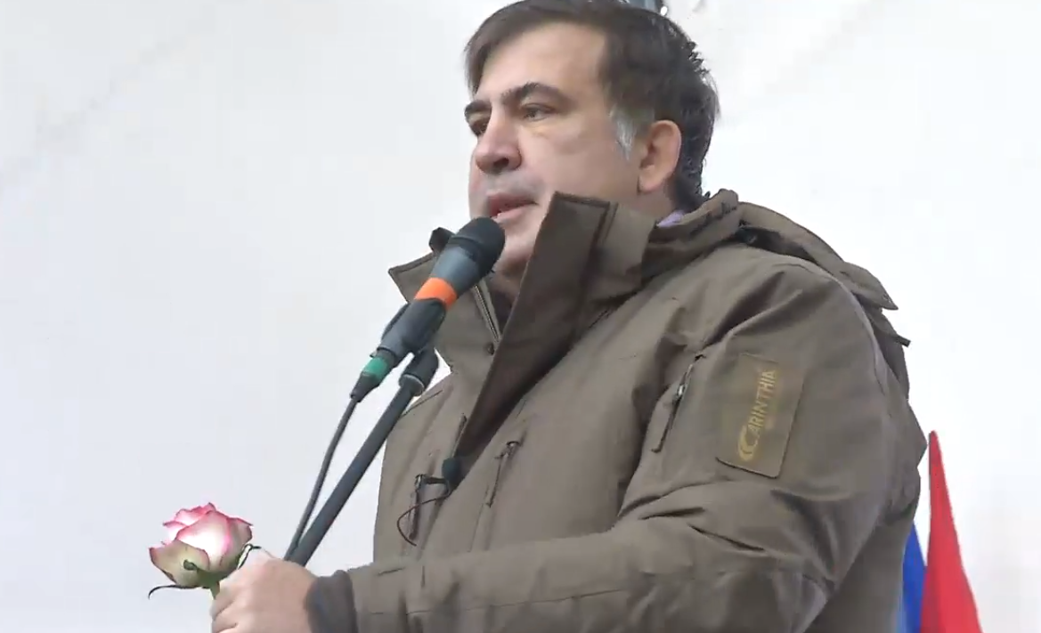 Тысячи людей, усиленная охрана и Саакашвили с розой: в Киеве снова неспокойно - кадры