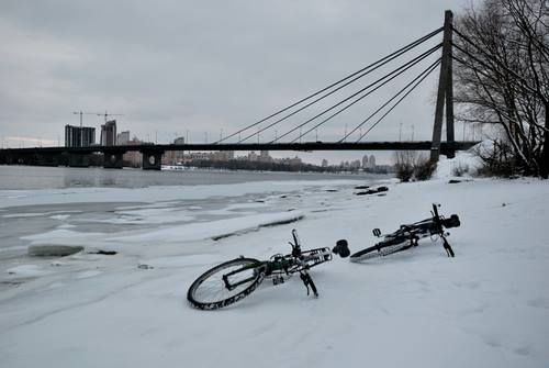 ​Двойной суицид в Киеве: люди бросились с мостов в Днепр