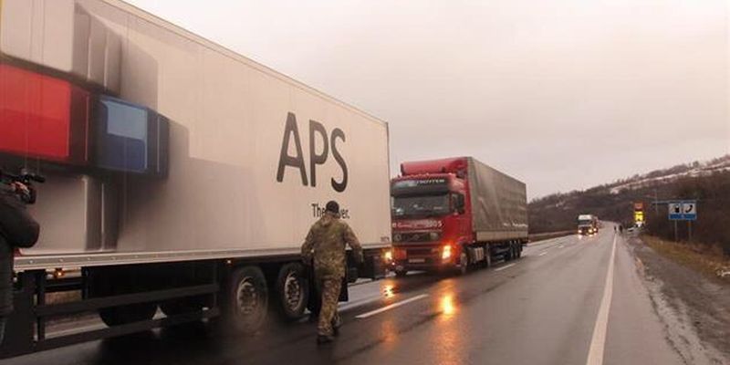 Активисты заблокировали движение российских машин почти на всех таможнях Западной Украины