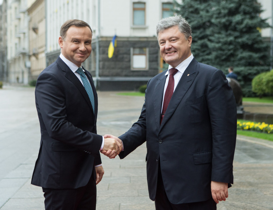 Президент Польши Дуда, испугавшись решения своего парламента о геноциде поляков на Волыне, пригласил Порошенко в Варшаву