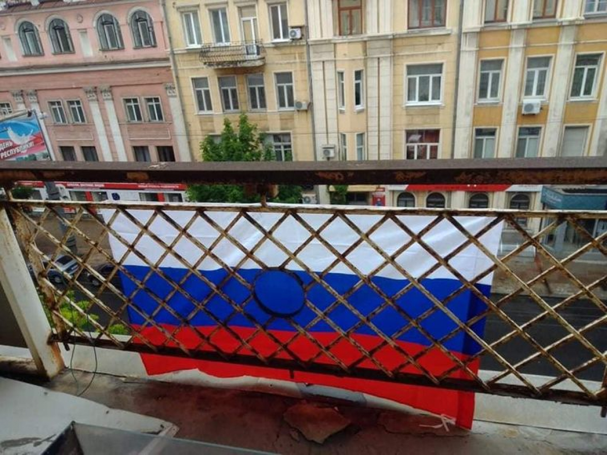 ​Боевики "ДНР" массово снимают флаги России в центре Донецка: в Сети рассказали, что произошло