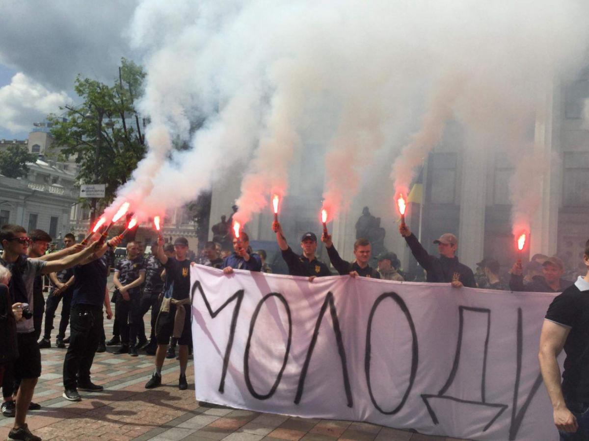 Верховную Раду "заволокло дымом и огнем": у парламента протестуют националисты, а в Раде заявляют о реванше – мощные кадры