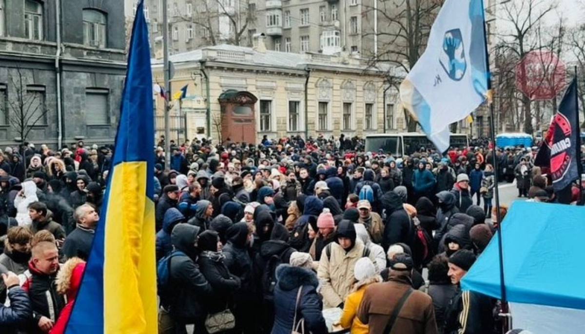 Работники предприятий Коломойского устроили осаду НБУ в Киеве: что происходит