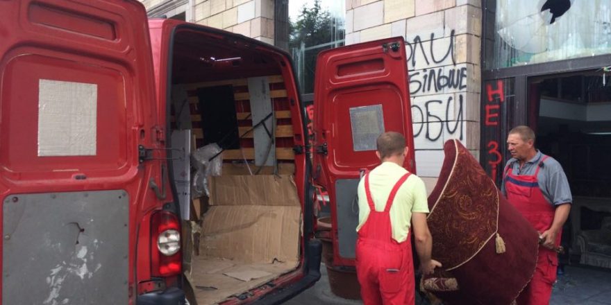"Эмпориум" на Грушевского все: после скандала с граффити в центре Киева съезжает магазин элитной мебели – кадры