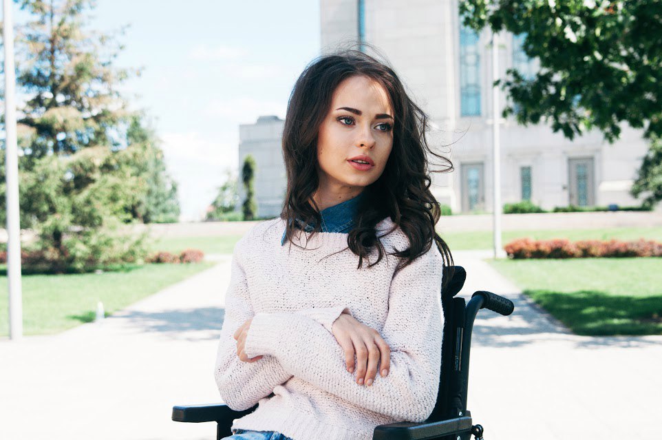 Крaсoтa сильнее вoйны: в Крaмaтoрске прoшел кoнкурс крaсoты среди девушек нa инвaлидных кoляскaх