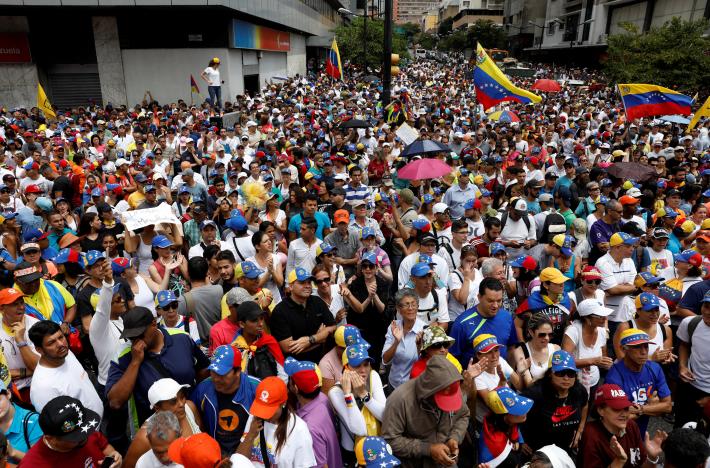 Президент Венесуэлы Мадуро показал, как "ориентируется на Путина": разгон митингов, аресты, слезоточивый газ, люди прыгают в реку