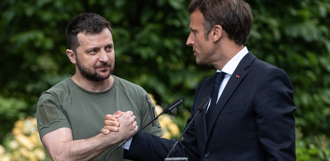Зеленский после разговора с Макроном объявил о передаче Францией мощного бронетанкового пакета