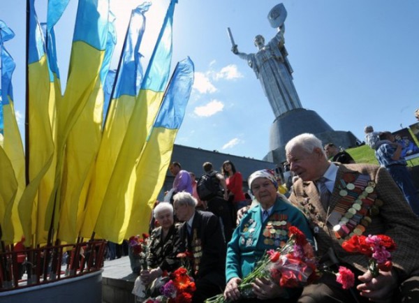 День Победы в Киеве: всем ветеранам дарят красные маки и гвоздики