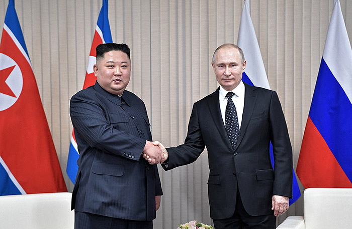 "Наконец-то нашел себе ровню, а то все от него шарахаются", - россияне высмеивают Путина на встрече с Ким Чен Ыном