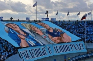 Фанаты "Зенита" оскорбили на матче Королеву и устроили файершоу