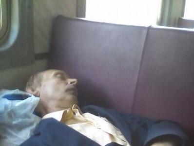 ФОТОФАКТ: Путин по пути в Москву уснул в электричке