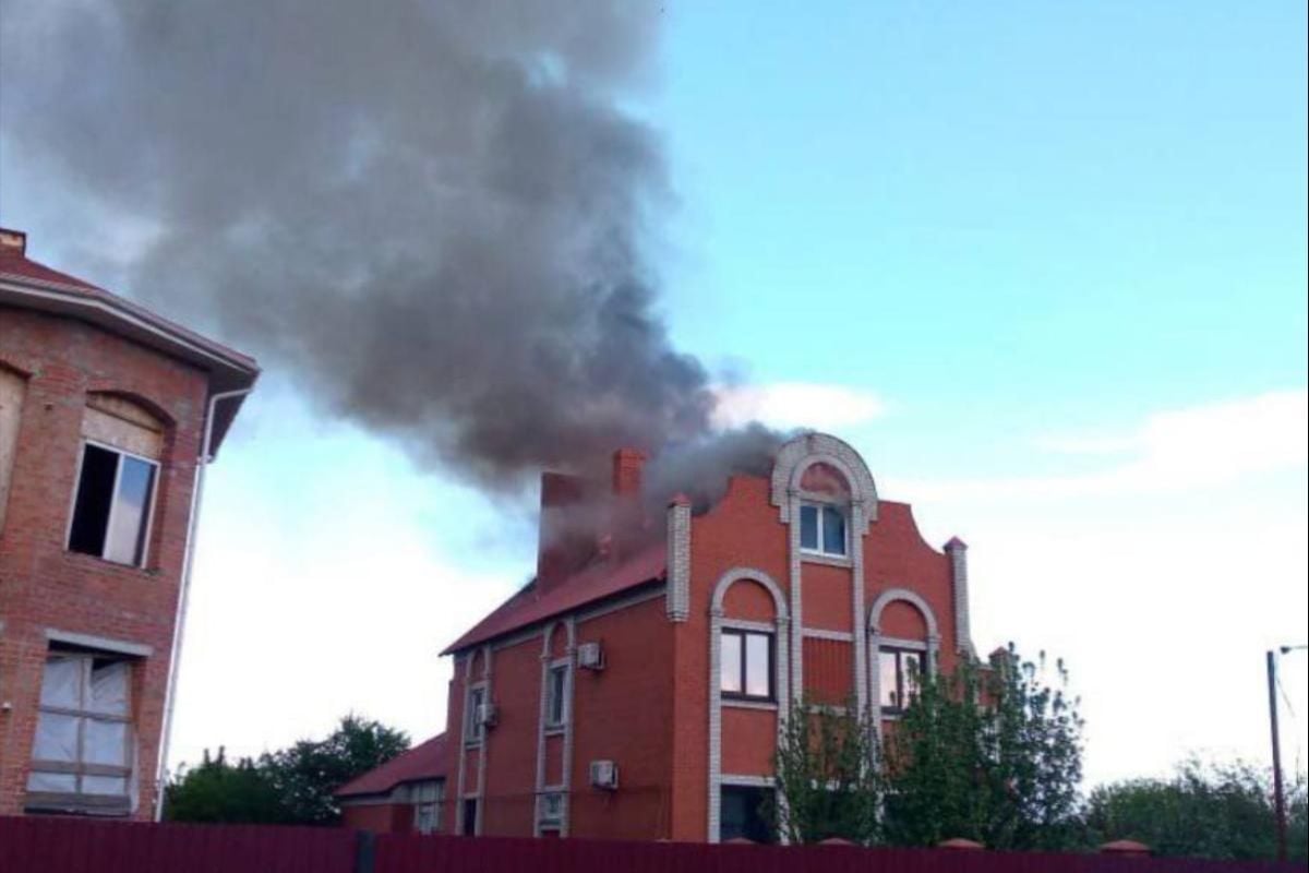 ​Под Курском БПЛА прилетел по особняку главы района, где жили офицеры ВС РФ, дом сгорел