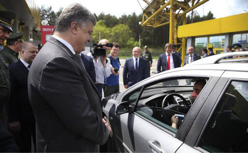 ​Порошенко пообщался с автомобилистами на КПП "Ягодын" на границе с Польшей