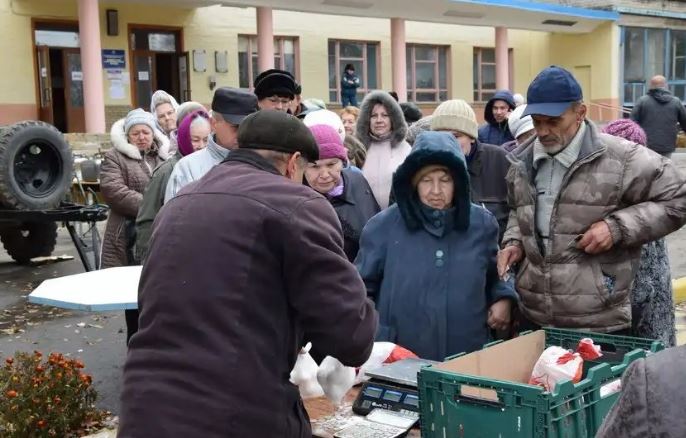 Знаковое фото из "ЛНР": "А завтра эти бабушки и дедушки поедут в Станицу к "фашистам" за украинской пенсией"