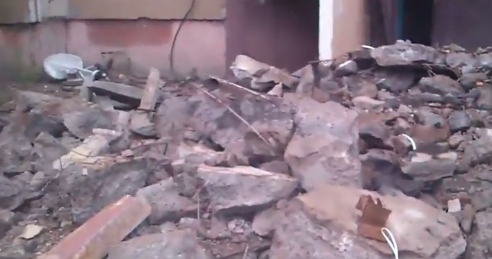Как выглядит Ясиноватая после обстрела 23 августа: многоэтажка без крыши и рухнувшие стены