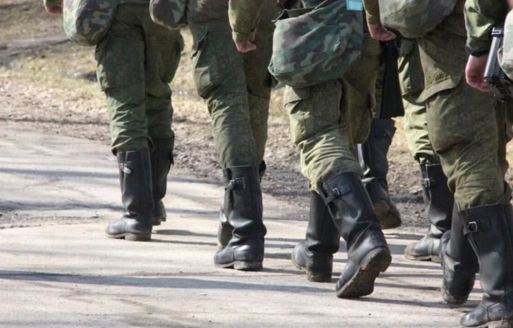 Мобілізованим росіянам дають іржаві автомати Калашнікова та змушують спати на підлозі
