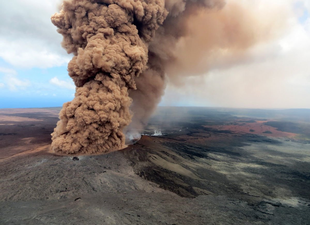 Один из крупнейших вулканов пробудился на Гавайях спустя более полувека: в Сети показали редкие кадры с воздуха 