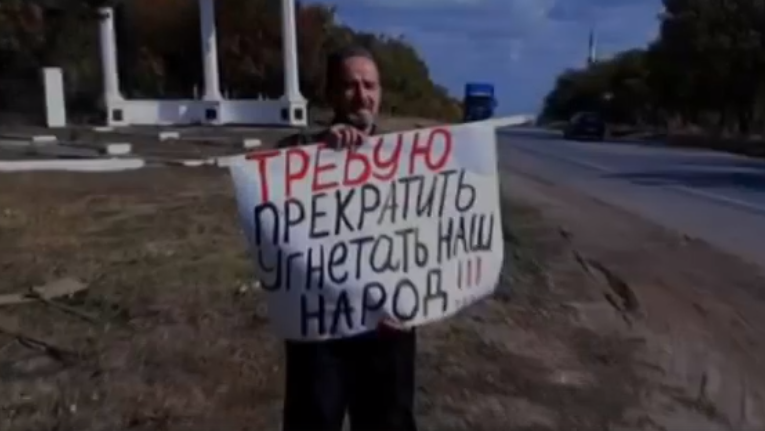 "На крымских татар оккупанты хотят навесить ярлык террористов", - больше 100 крымских татар в Крыму вышли на одиночные акции протеста с требованием прекратить репрессии - кадры