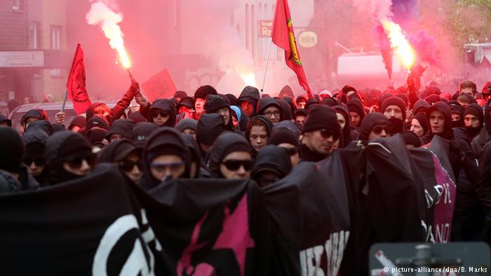 В немецком Гамбурге левые экстремисты забросали полицию пиротехникой и подожгли  их авто