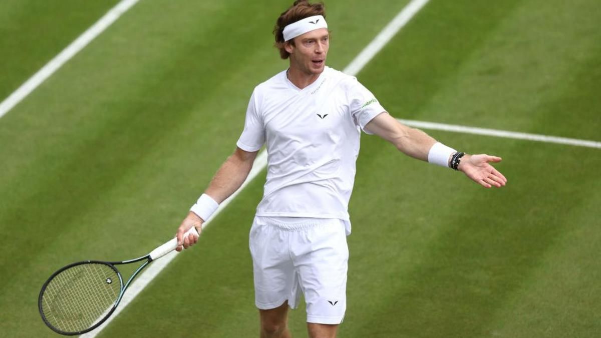 Коліно у крові: друга ракетка РФ злетів з котушок на турнірі Wimbledon, сенсаційно програвши аргентинцю