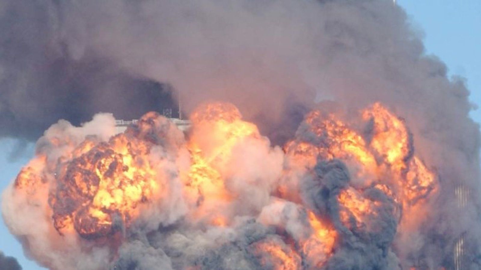 БПЛА атаковали нефтебазу в Лабинске Краснодарского края – вспыхнул мощный пожар в промзоне