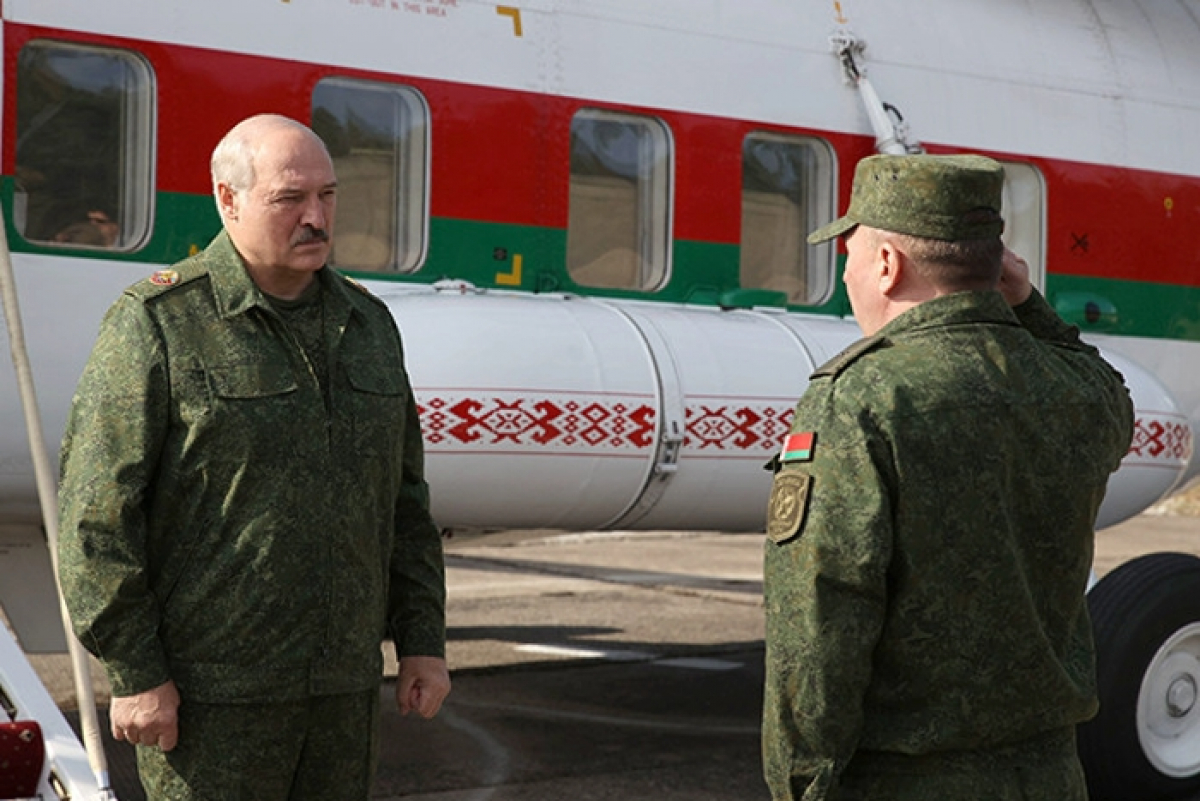 ​Лукашенко на полигоне в Гродно упомянул о "цветных революциях" и пообещал "самые жесткие меры"
