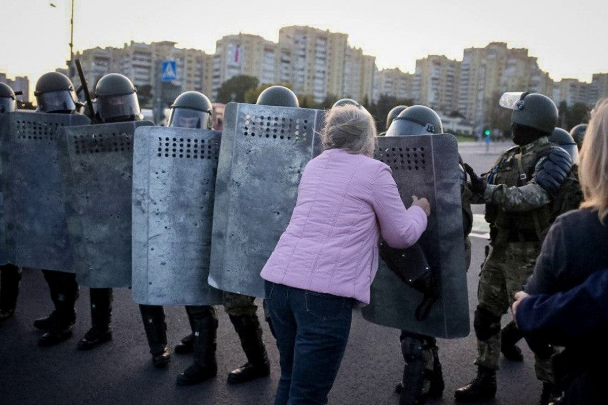 ​В Минске жесткие задержания белорусов попали на видео, силовики применили водометы