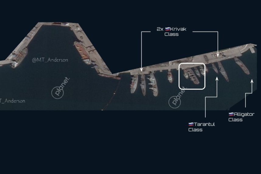 ​В бухте Севастополя, помимо "Коммуны", могли подбить российский БДК - OSINT
