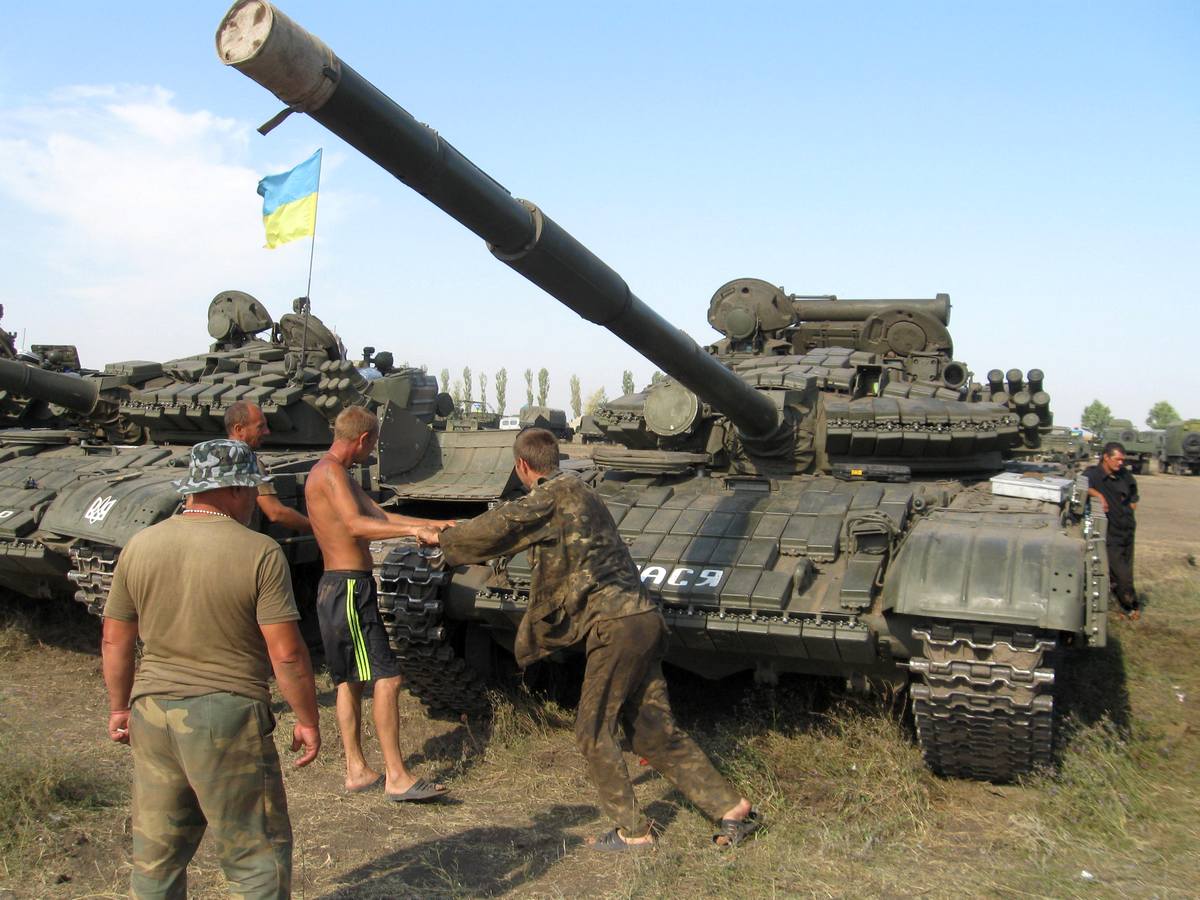 Террористы готовят провокацию: в Новоазовске танки боевиков маскируют под украинские