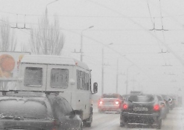 Непогода парализовала движение грузовиков на всех направлениях въезда и выезда из Одессы