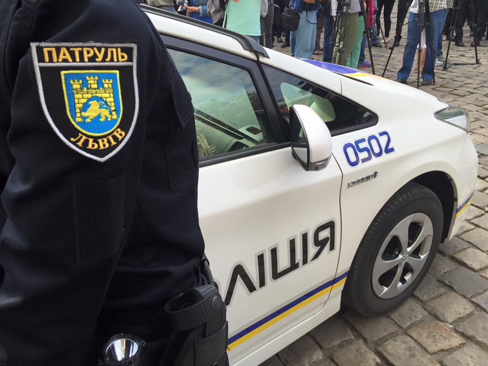Львовским патрульным грозит 8 лет тюрьмы за то, что они задержали агрессивного преступника 