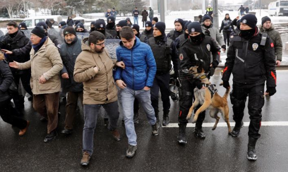 Демократия по-эрдогановски в действии: в Турции разогнали митинг водометами и слезоточивым газом 