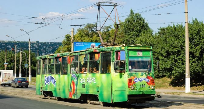 На металл и в Россию: в оккупированном Луганске на глазах у местных жителей люди в спецодежде разбирают рельсы - трамвайного движения уже не будет