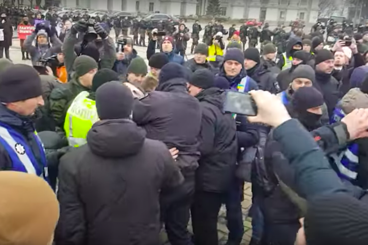 "Уеб** отсюда", - появилось видео массовой драки в Киеве на акции против националистов, полиция применила силу