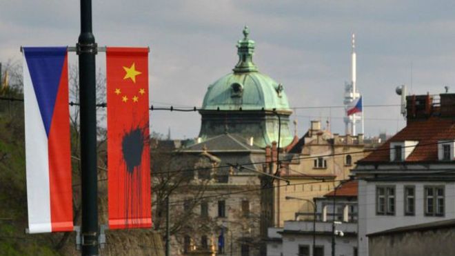 В Чехии неизвестные испортили флаги Китая 