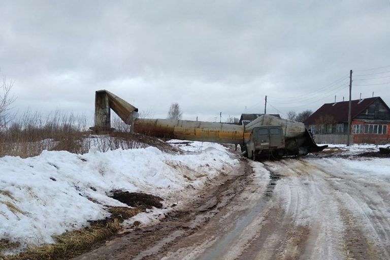 В России ремонтники "уронили" водонапорную башню на свою "Буханку": эпичное видео попало в Сеть