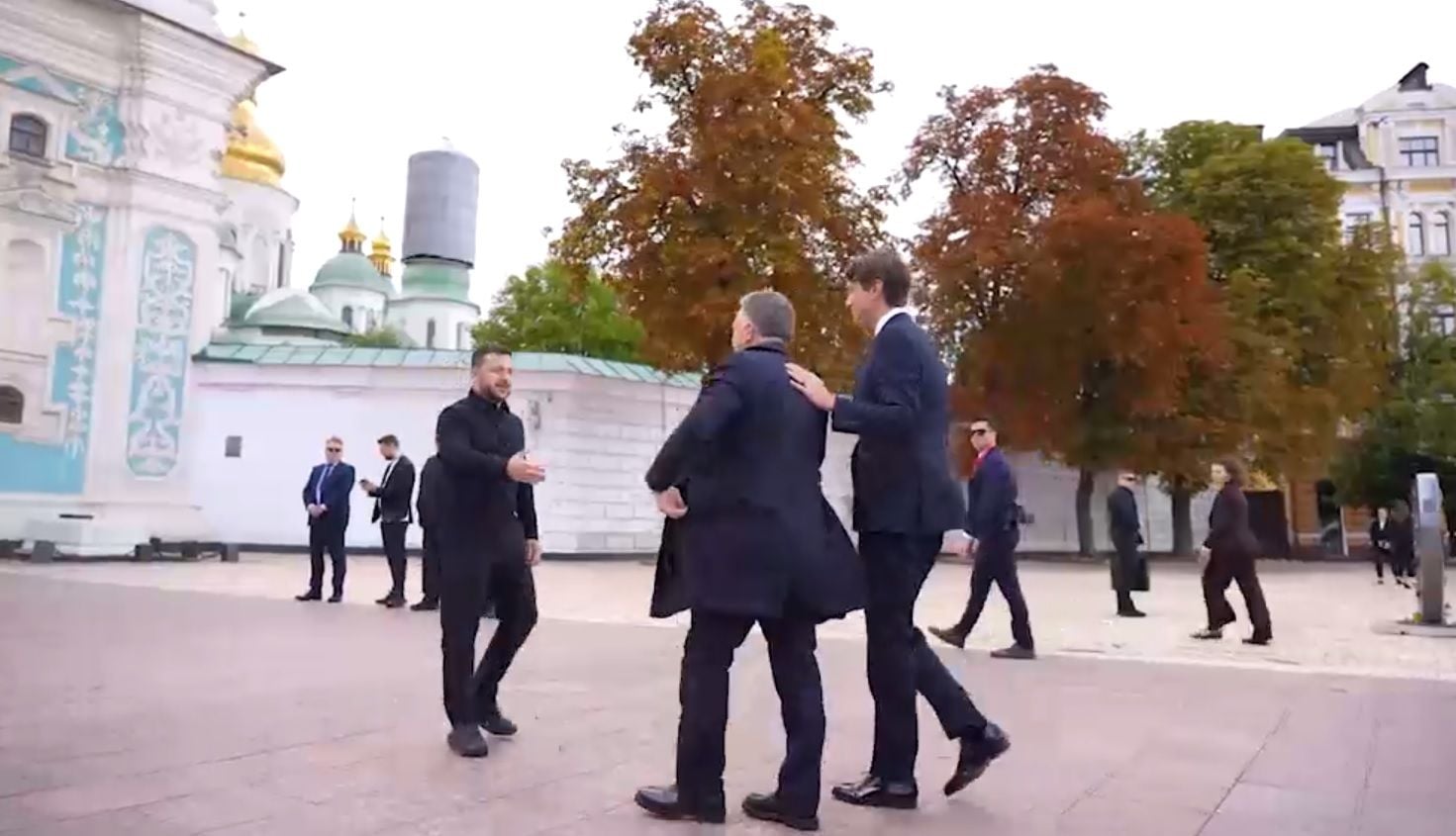 Зеленский встретил Уиткоффа и Кушнера в центре Киева и повел в украинскую святыню: первое видео