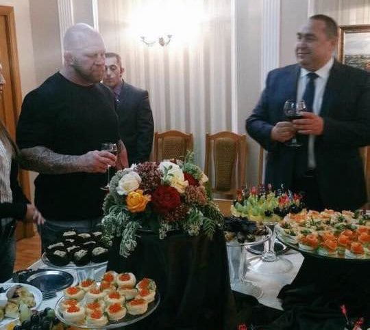 Красная рыба, икра и дорогие вина: луганчане возмущены шикарным застольем главаря "ЛНР" Плотницкого