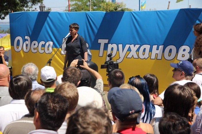 Ну что, извиняться перед "ДНР" и "ЛНР" будем? Опубликованы кадры нападения на Надежду Савченко в Одессе