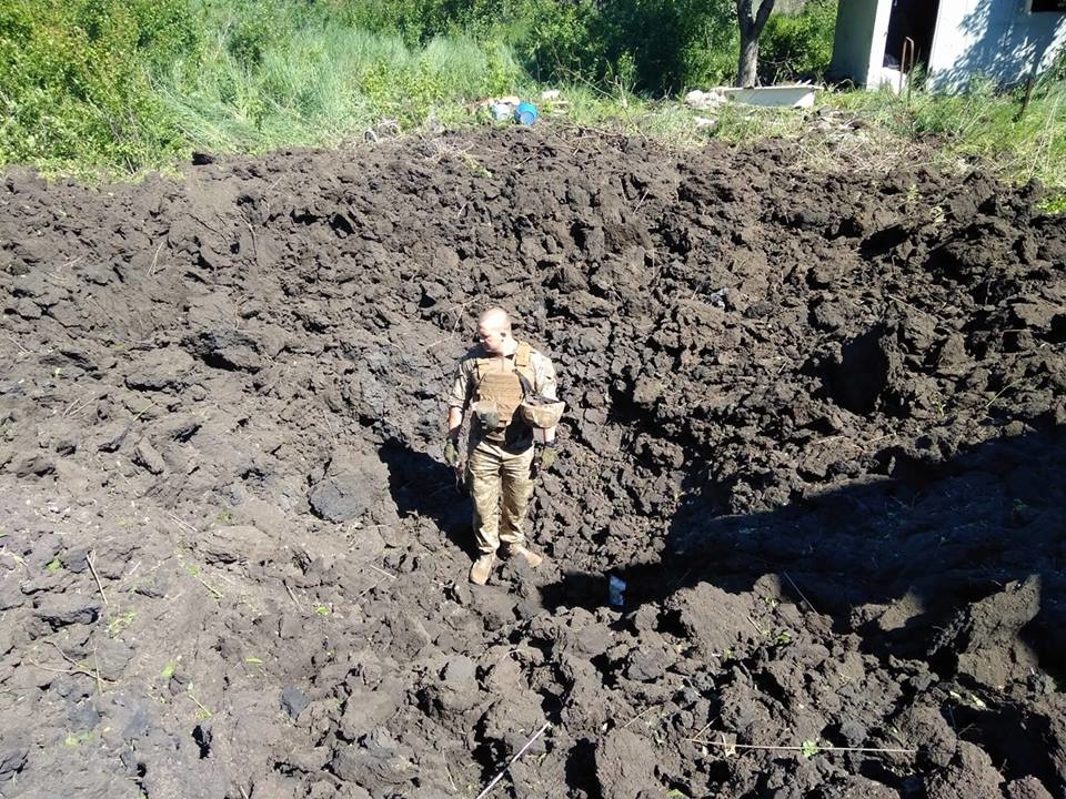 Три метра глубиной и семь метров в ширину, вот такие последствия "приветов" из "маладой республики": украинские военные опубликовали фото атаки боевиков на Авдеевку