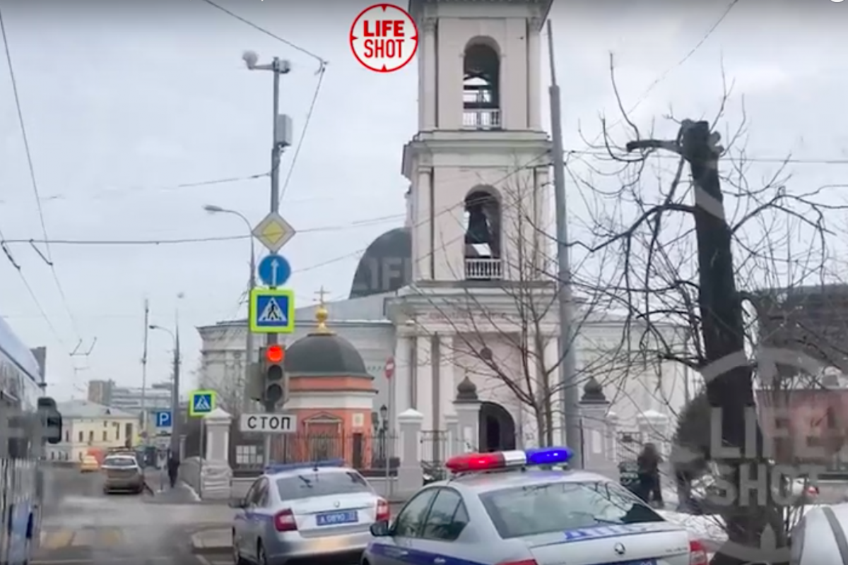 ​В Москве мужчина с ножом атаковал служителей храма РПЦ, крича: "Бесы, поубиваю", - видео
